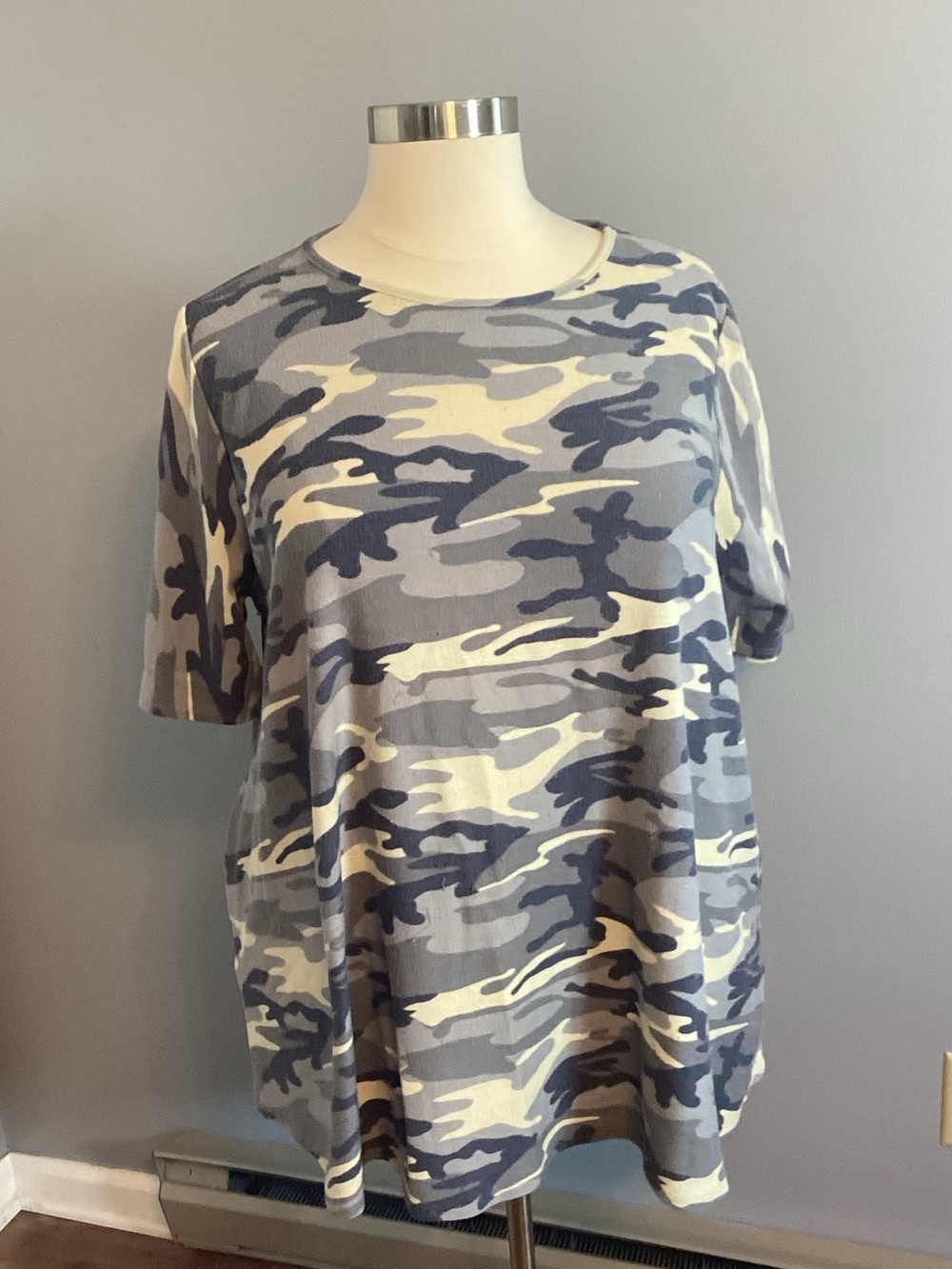 Casual Gray Camo Short-Sleeve Women's Top